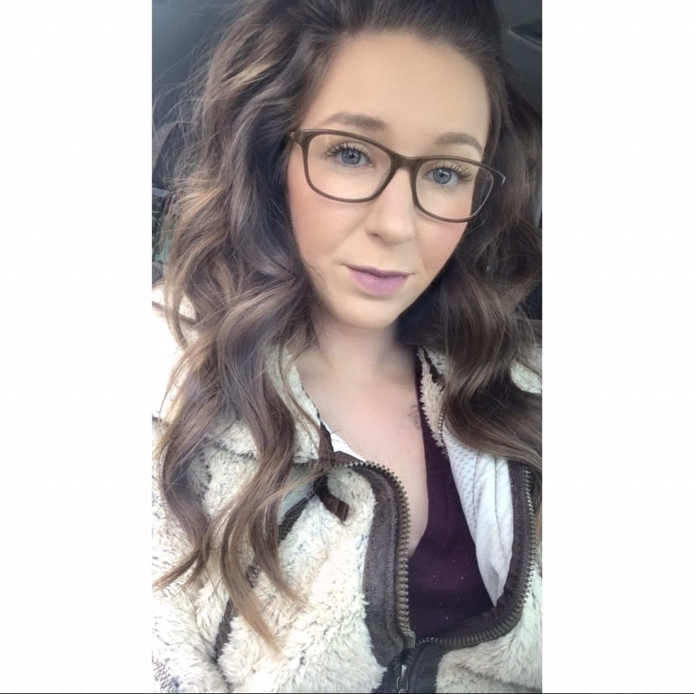 Meet your Posher, Emilee